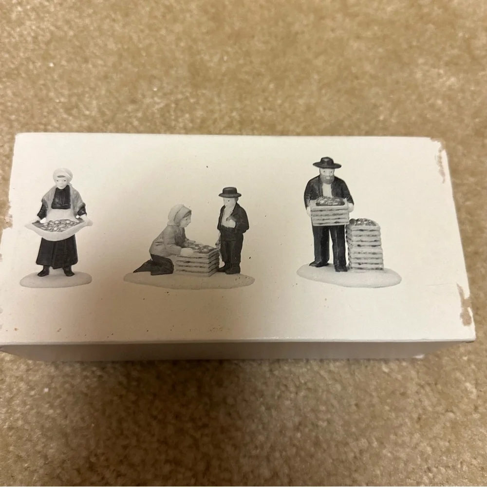 Department 56 ~ Amish Family. Heritage Village Collection